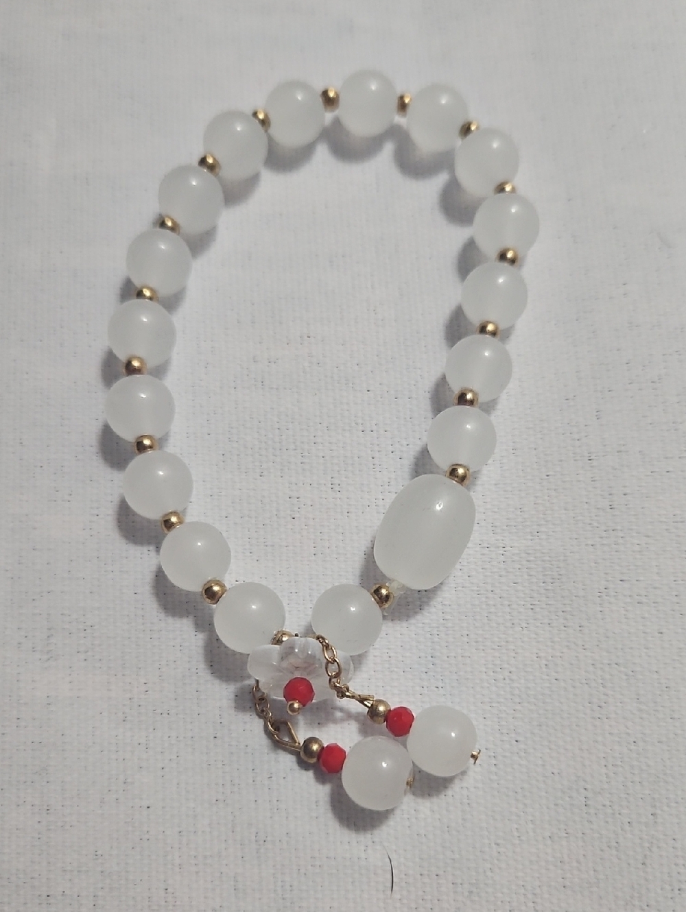 ​Elegant White Jade Glass Beaded Stretch Bracelet with Flower Charm